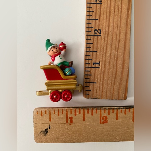 Hallmark Keepsake: 2011 "Happy Helper, Santa's Holiday Train" Miniature Ornament - Picture 2 of 10